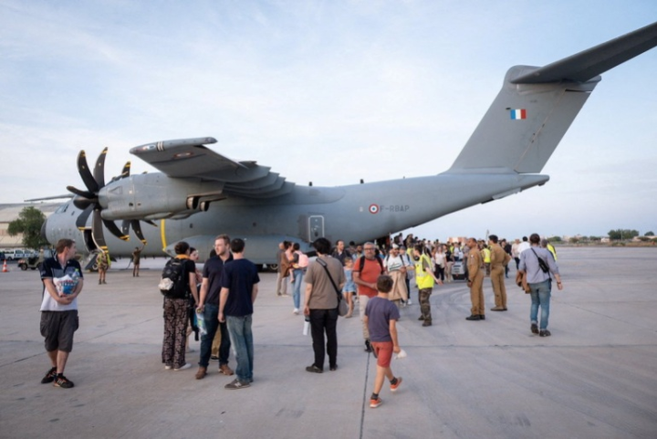 Bürger verschiedener Staaten erreichen Dschibuti mit einem französischen Transportflugzeug 