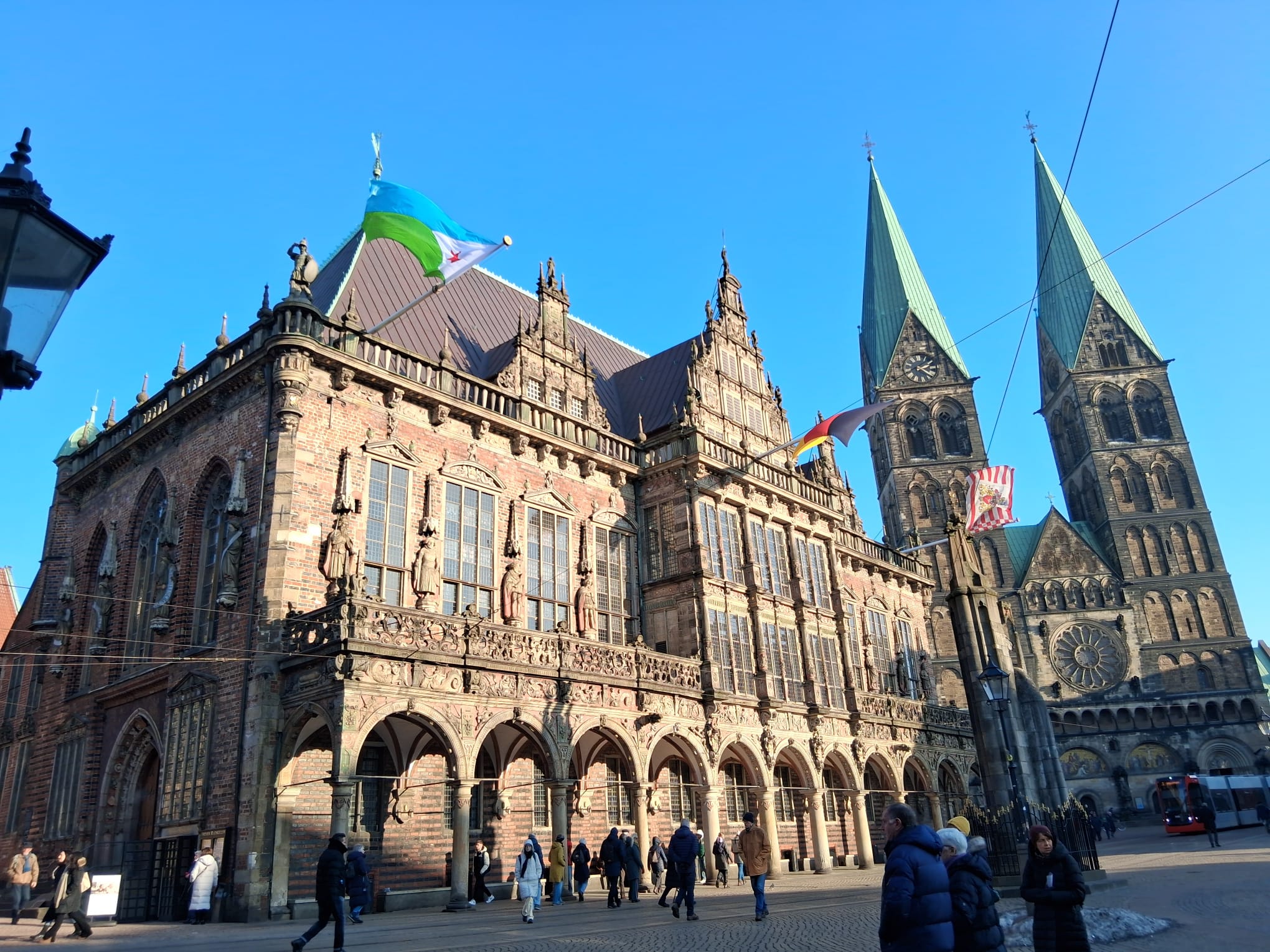 Das Rathaus Bremens mit der Flagge Dschibutis