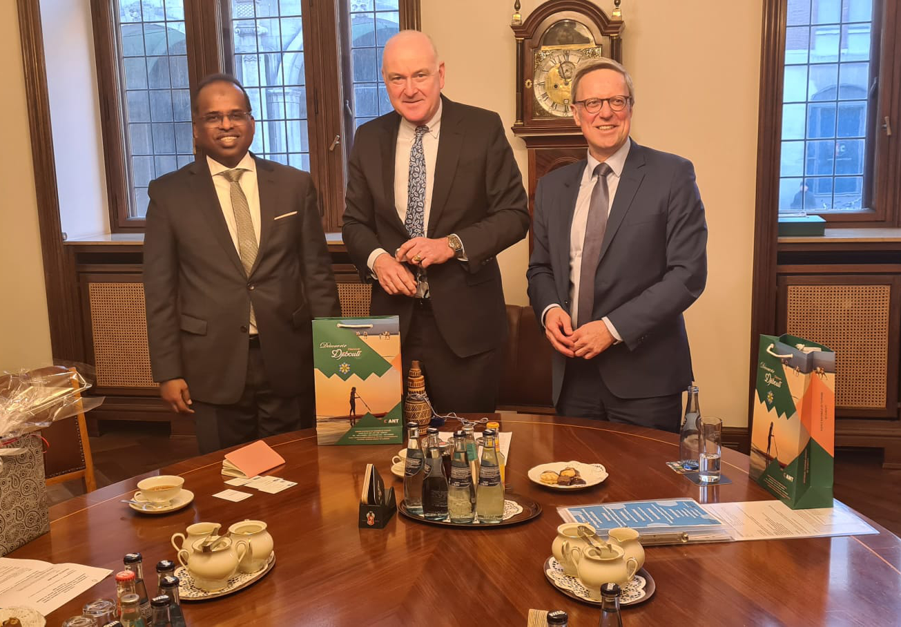 Botschafter Yacin H. Douale in der Handelskammer Bremen mit Präses André Grobien und Hauptgeschäftsführer Dr. Stefan Offenhäuser